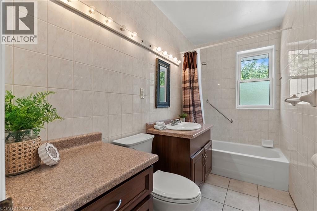 143 West 25Th Street, Hamilton, ON - Indoor Photo Showing Bathroom
