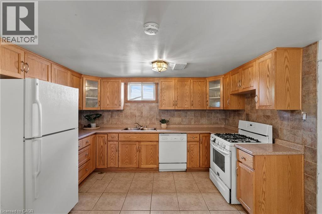 143 West 25Th Street, Hamilton, ON - Indoor Photo Showing Kitchen With Double Sink