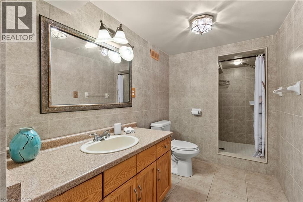 143 West 25Th Street, Hamilton, ON - Indoor Photo Showing Bathroom