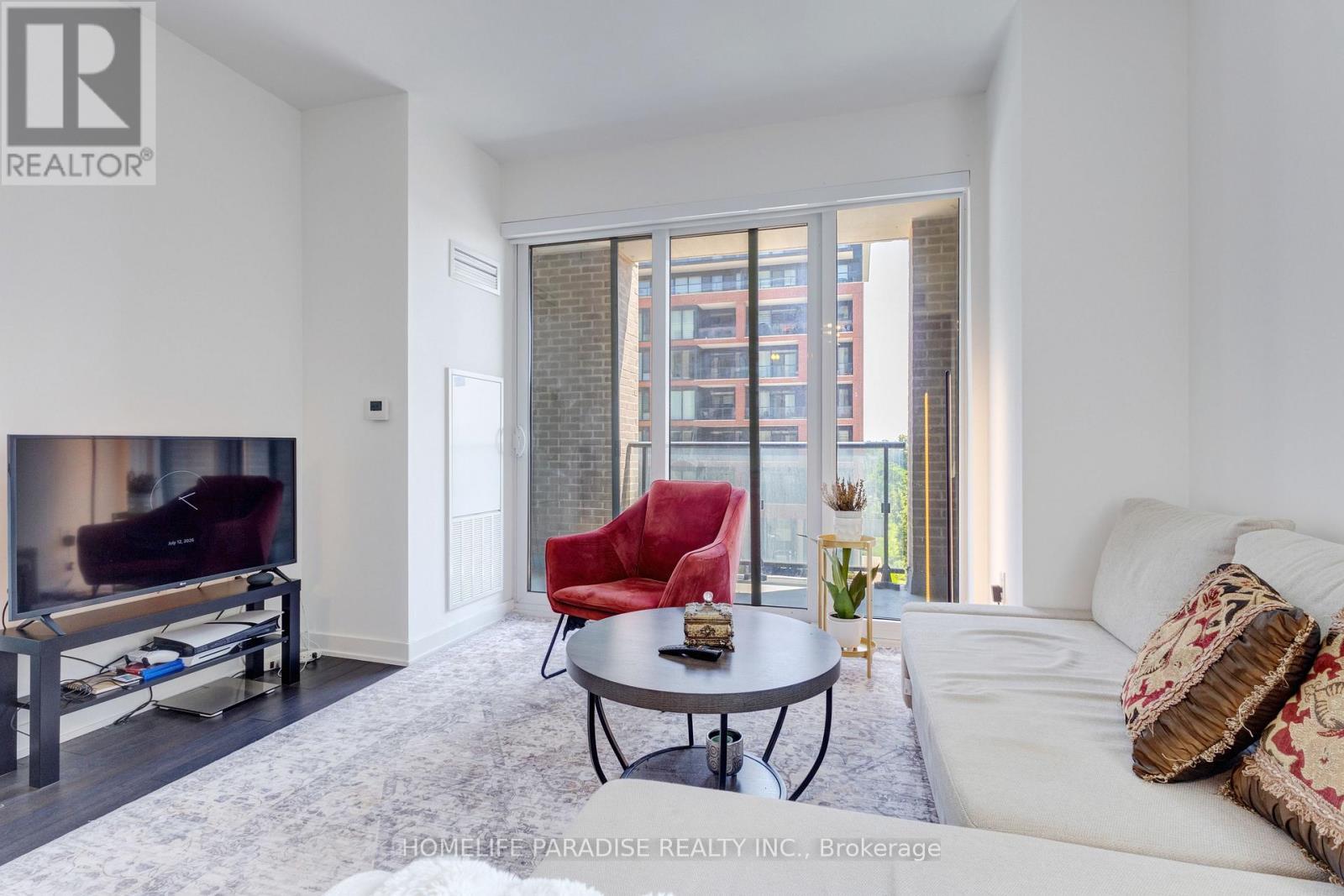 319 - 100 Eagle Rock Way, Vaughan, ON - Indoor Photo Showing Living Room