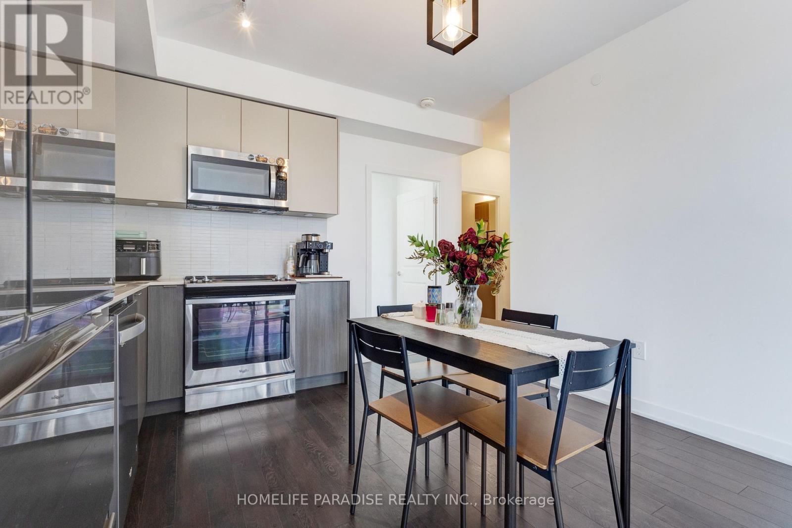 319 - 100 Eagle Rock Way, Vaughan, ON - Indoor Photo Showing Kitchen With Stainless Steel Kitchen With Upgraded Kitchen