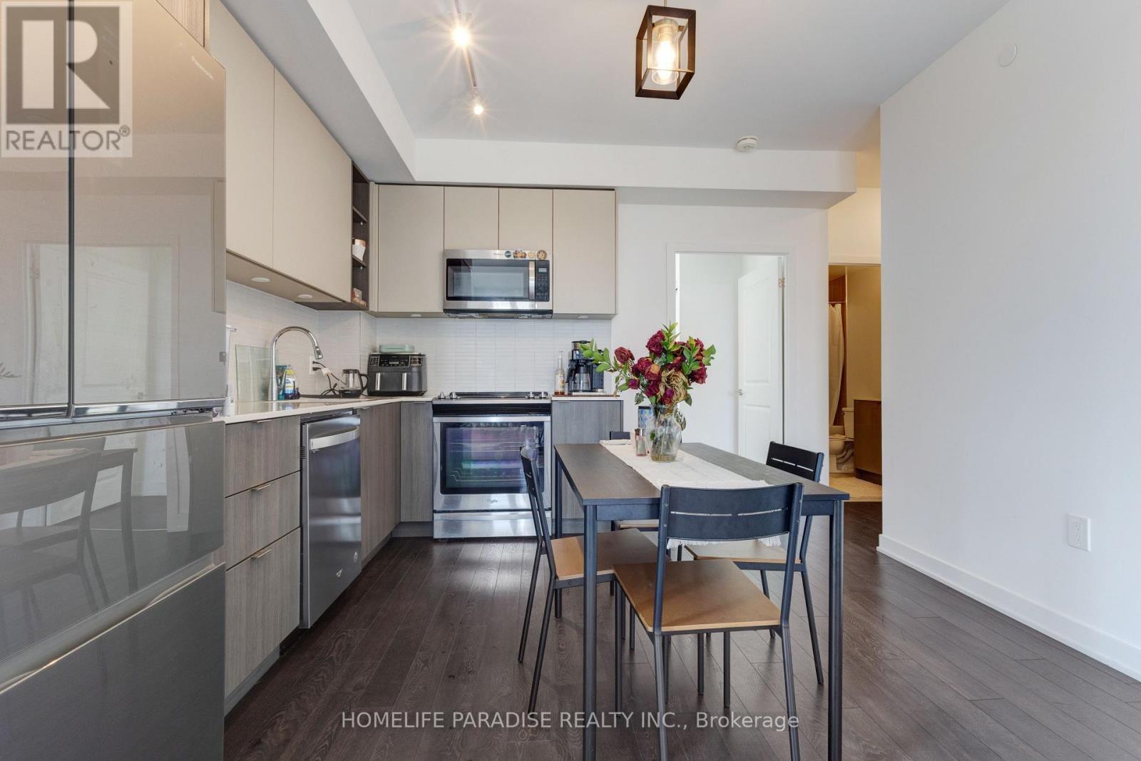 319 - 100 Eagle Rock Way, Vaughan, ON - Indoor Photo Showing Kitchen With Stainless Steel Kitchen With Upgraded Kitchen