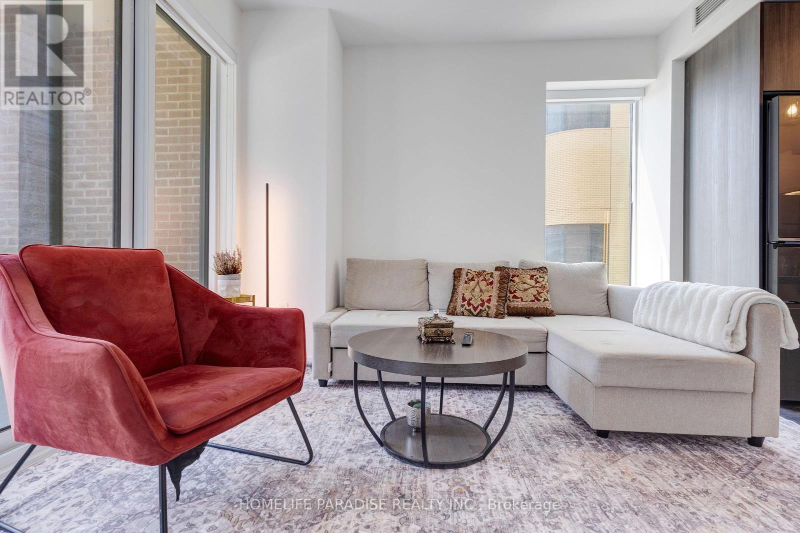 319 - 100 Eagle Rock Way, Vaughan, ON - Indoor Photo Showing Living Room