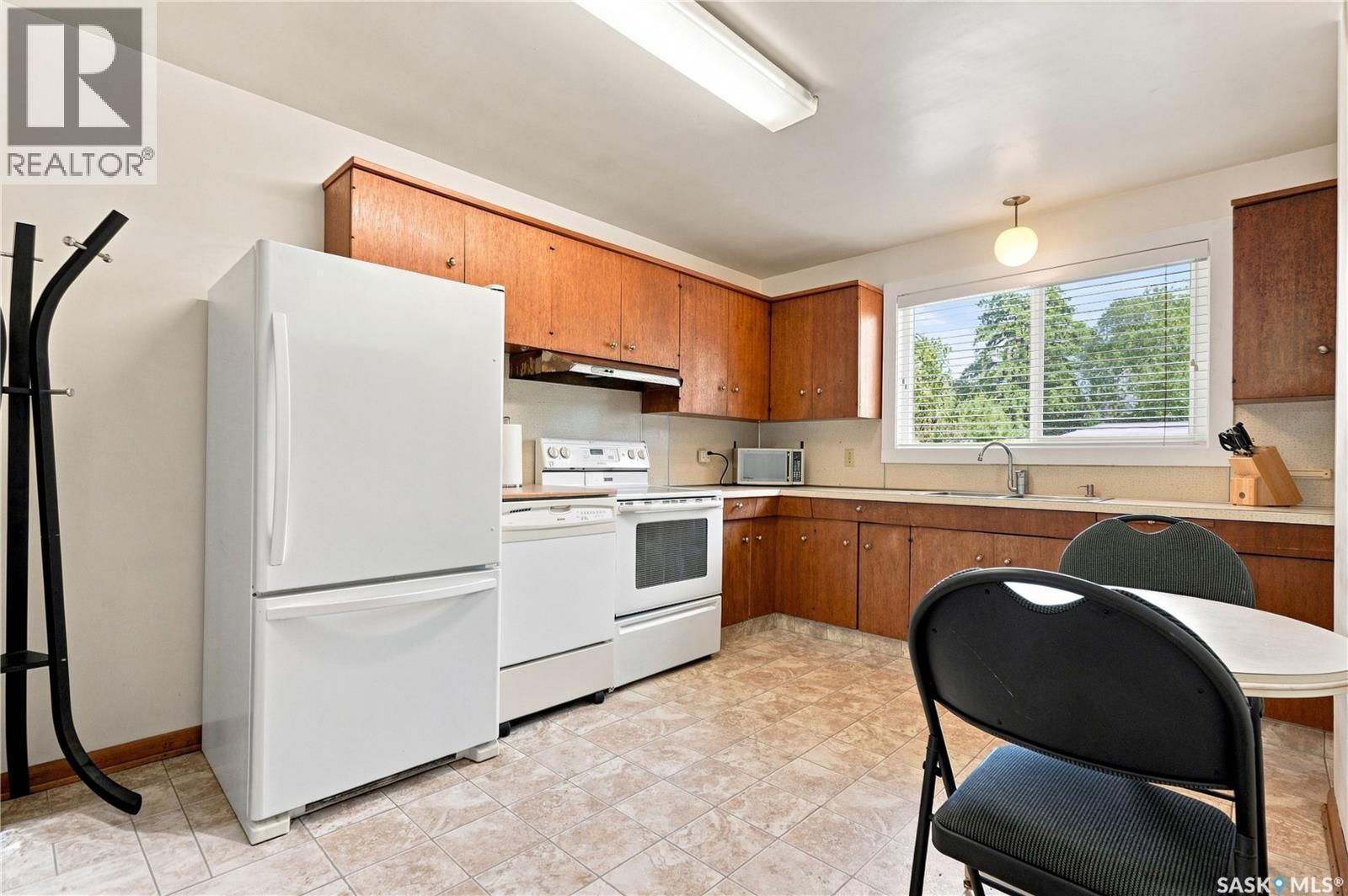 504 Leslie Avenue, Saskatoon, SK - Indoor Photo Showing Kitchen