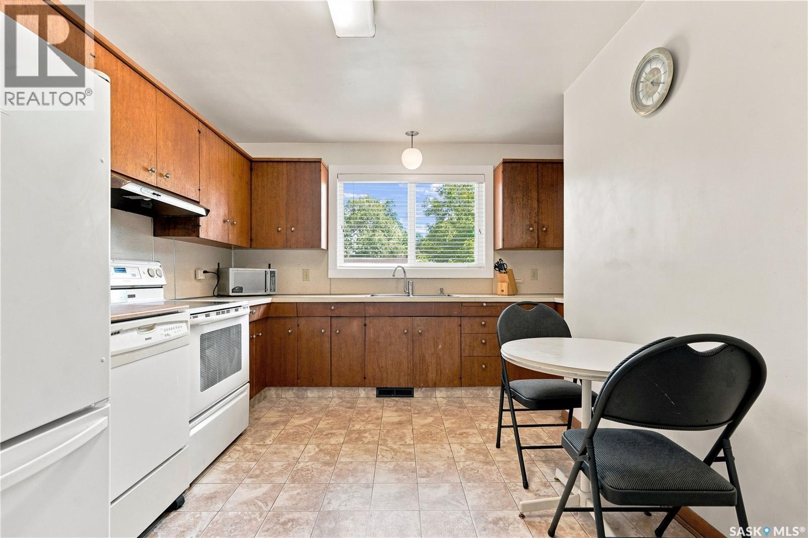 504 Leslie Avenue, Saskatoon, SK - Indoor Photo Showing Kitchen