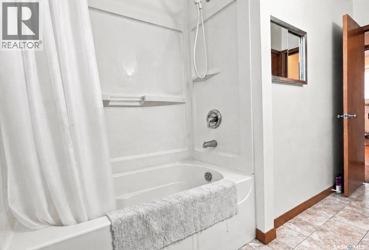 504 Leslie Avenue, Saskatoon, SK - Indoor Photo Showing Bathroom