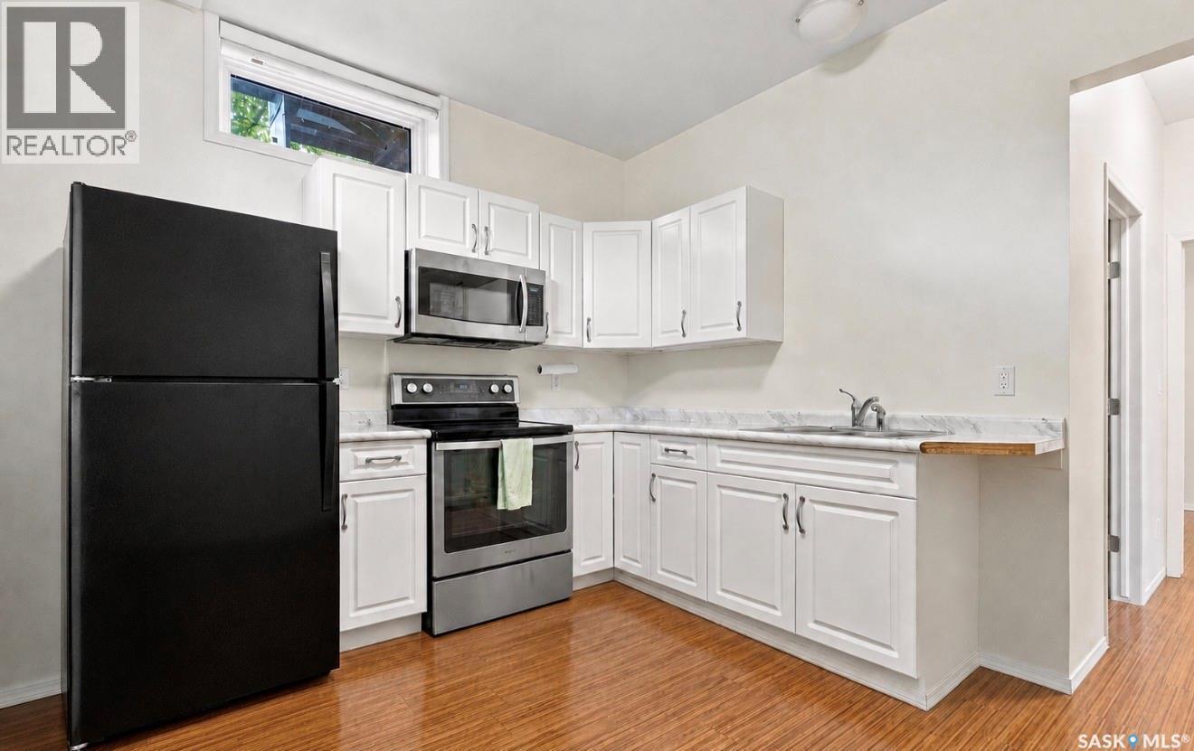 504 Leslie Avenue, Saskatoon, SK - Indoor Photo Showing Kitchen