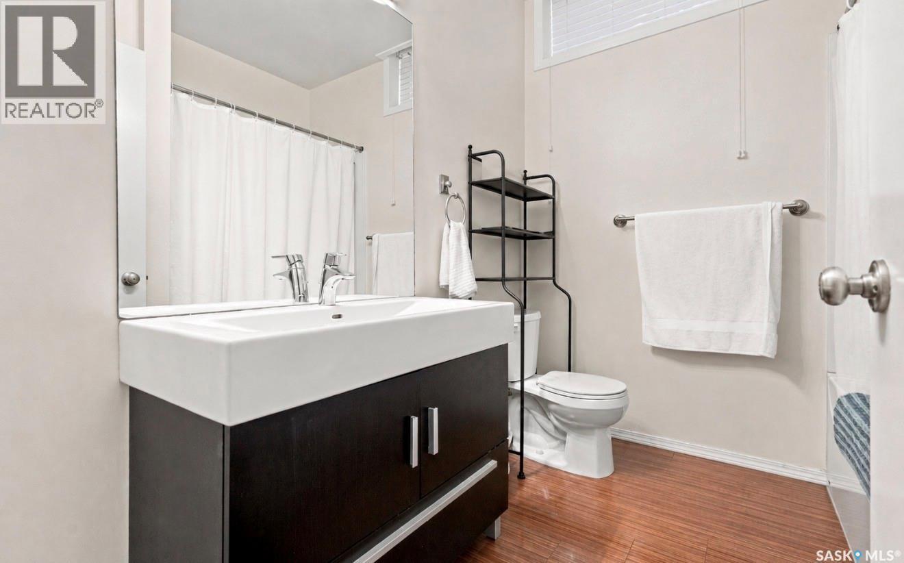 504 Leslie Avenue, Saskatoon, SK - Indoor Photo Showing Bathroom