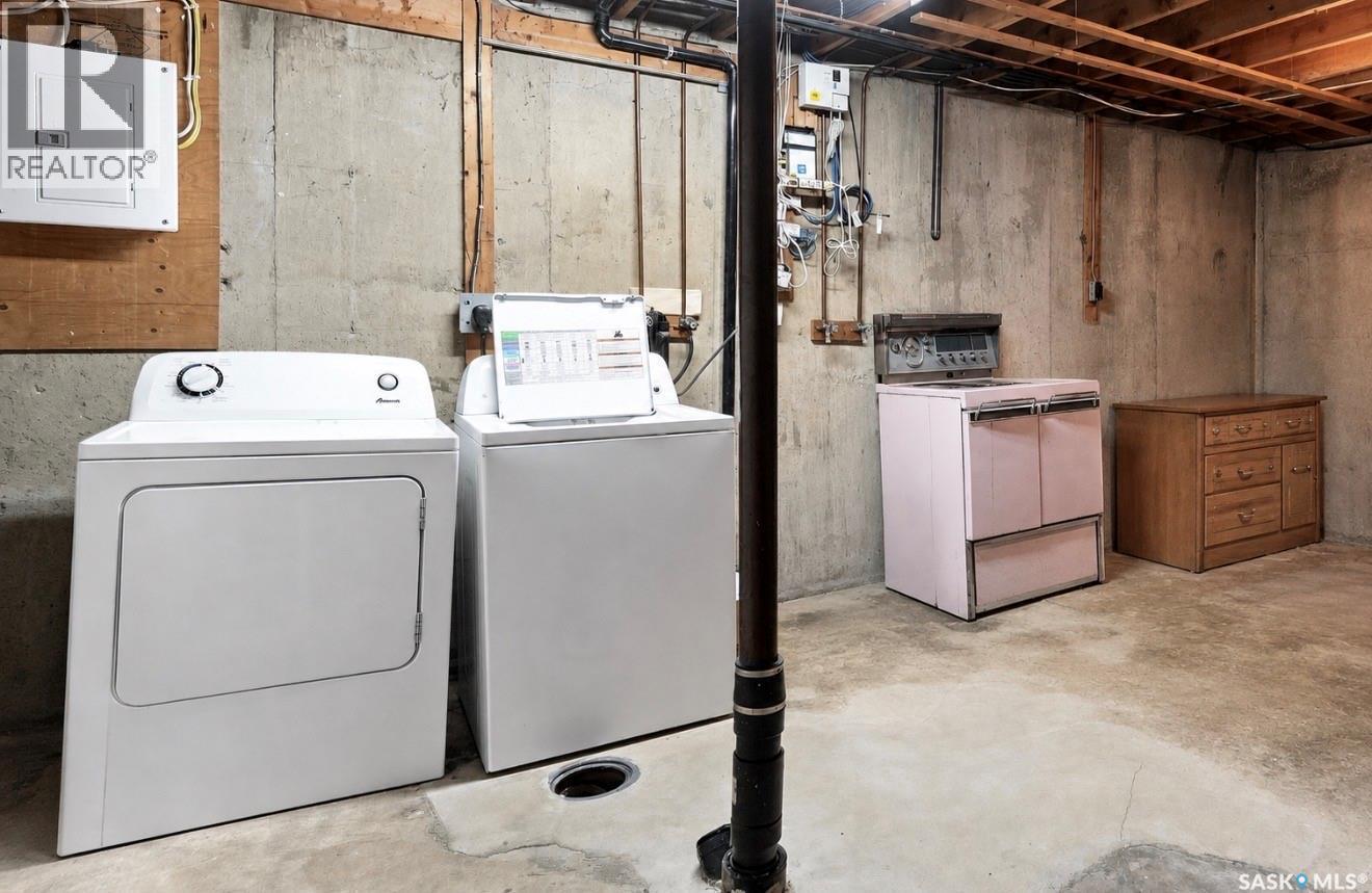 504 Leslie Avenue, Saskatoon, SK - Indoor Photo Showing Laundry Room