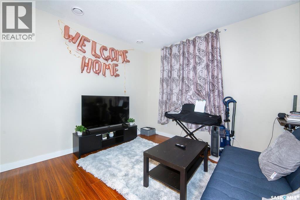 155 Marlatte Crescent, Saskatoon, SK - Indoor Photo Showing Living Room