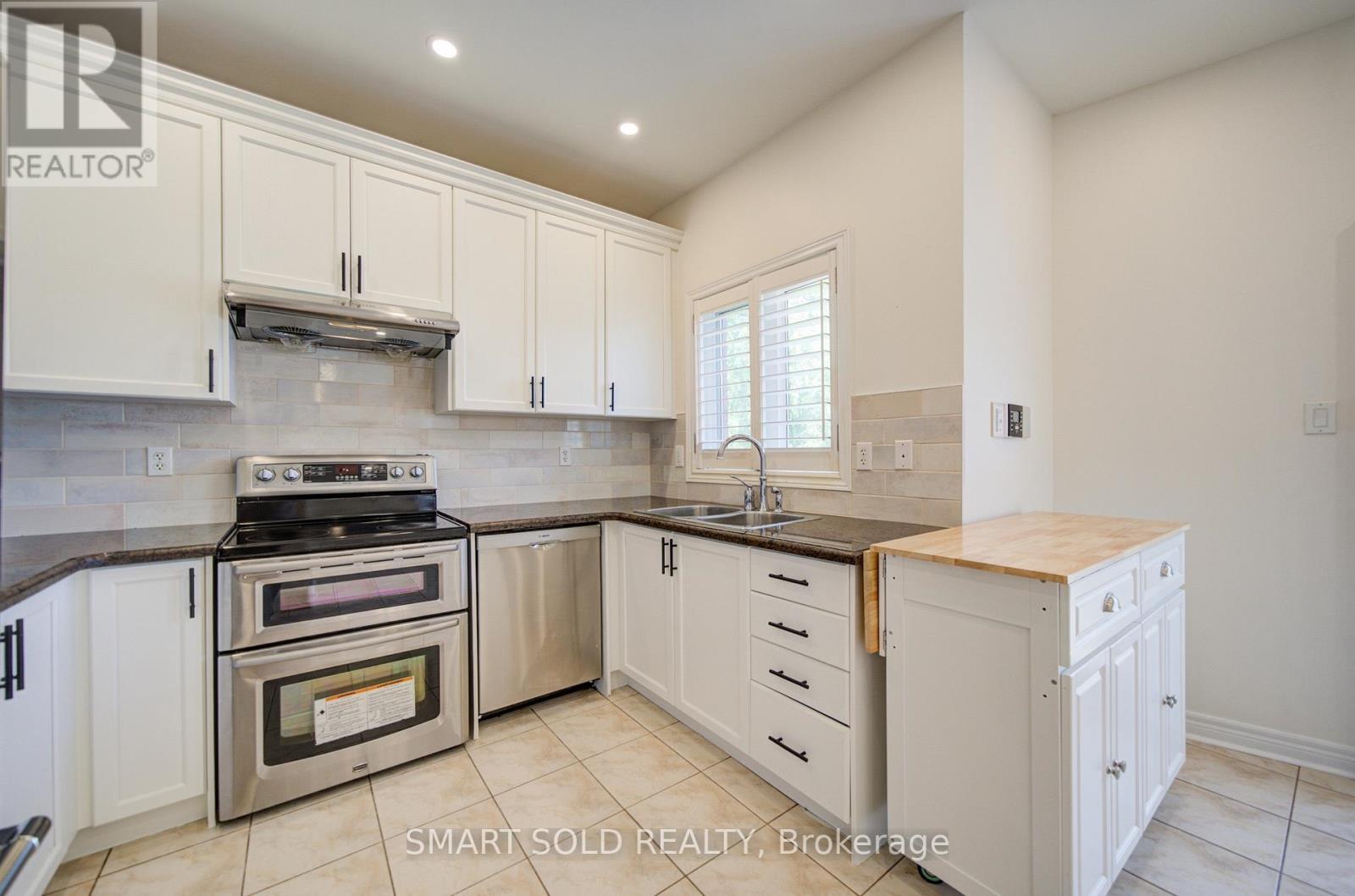 39 Schuster Lane, Vaughan, ON - Indoor Photo Showing Kitchen With Double Sink
