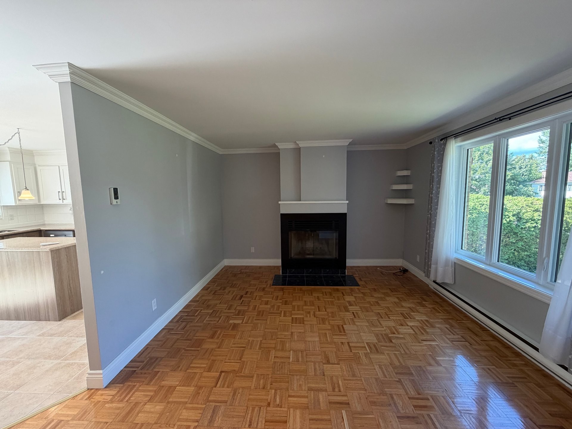 Salon - 2703 Av. Bériot, Boisbriand, QC - Indoor With Fireplace
