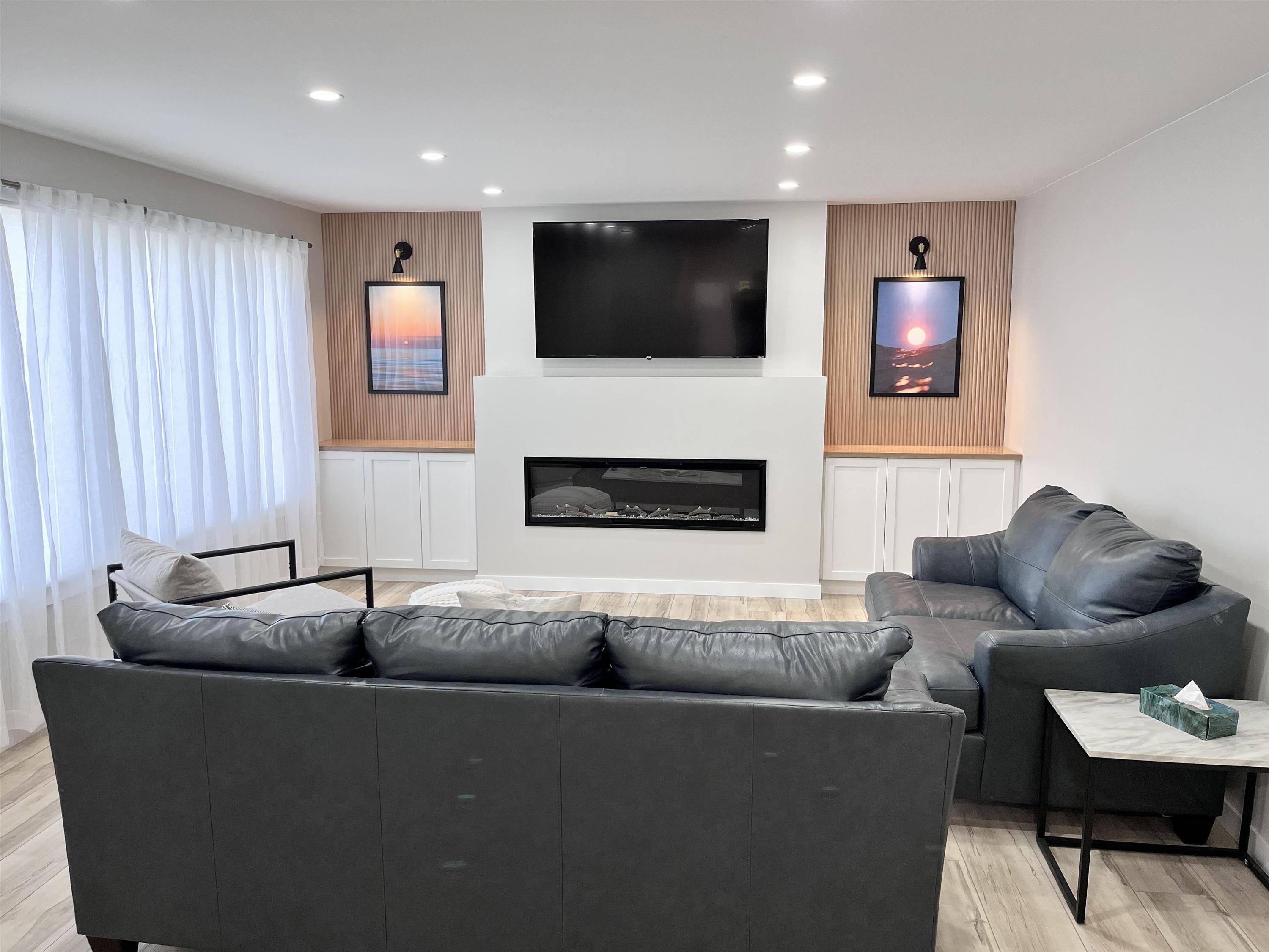 434 Hebert Street, Thunder Bay, ON - Indoor Photo Showing Living Room With Fireplace