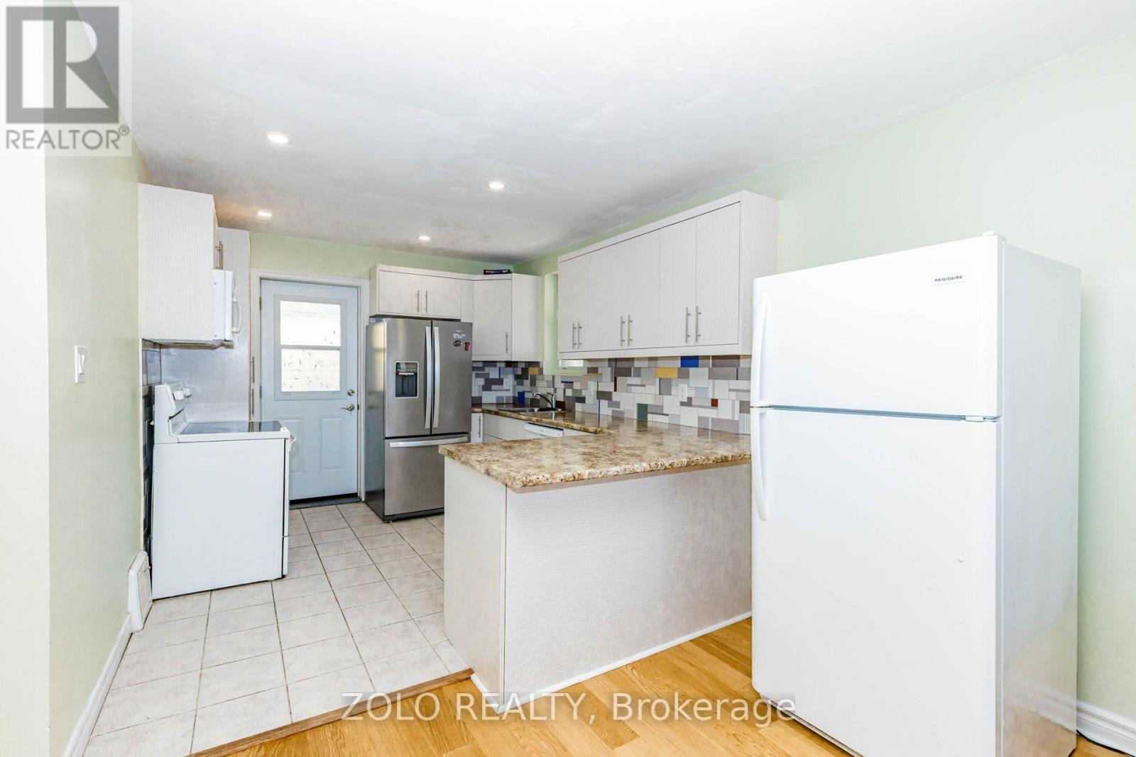 236 Parkdale Avenue S, Hamilton, ON - Indoor Photo Showing Kitchen