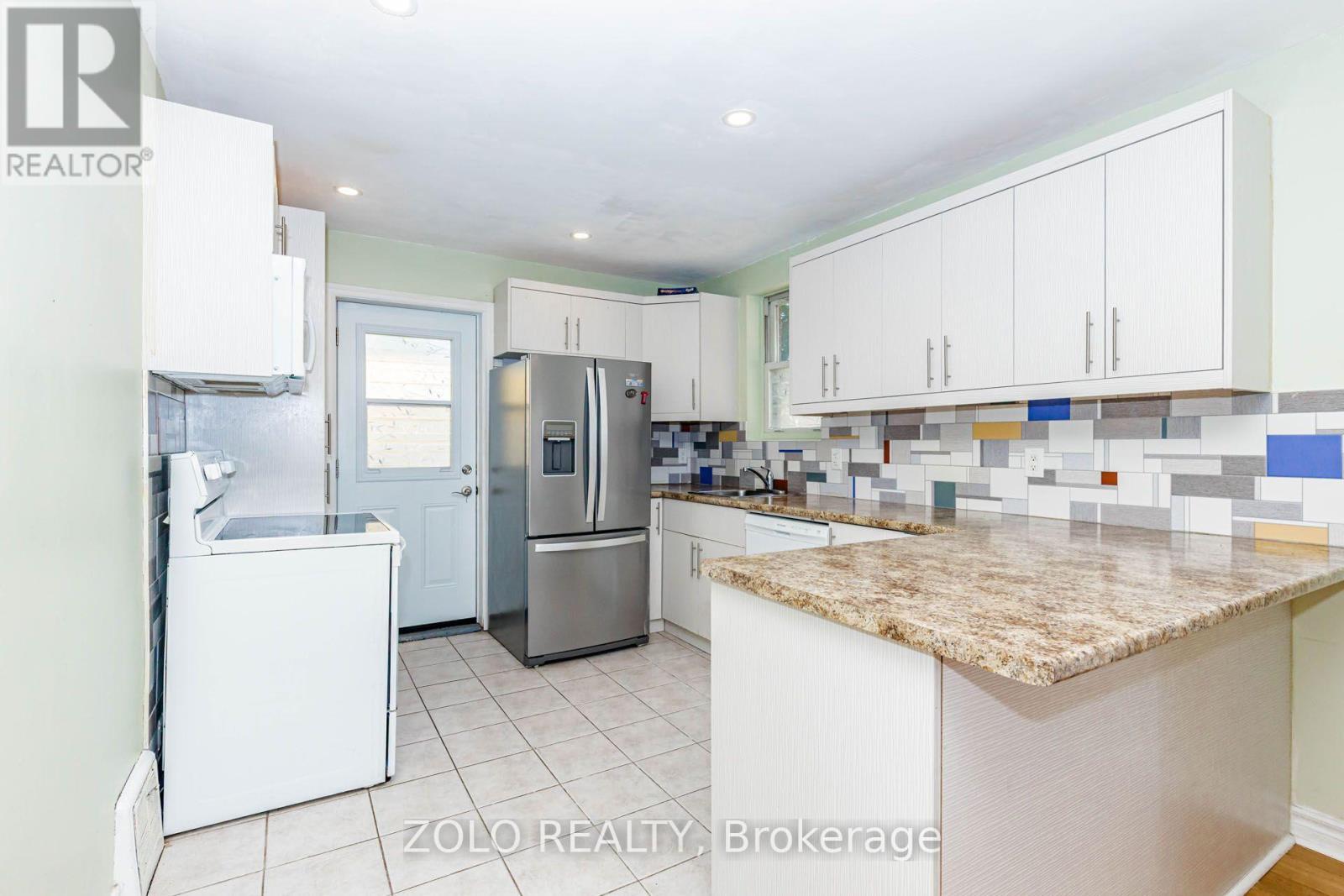 236 Parkdale Avenue S, Hamilton, ON - Indoor Photo Showing Kitchen