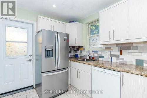 236 Parkdale Avenue S, Hamilton, ON - Indoor Photo Showing Kitchen