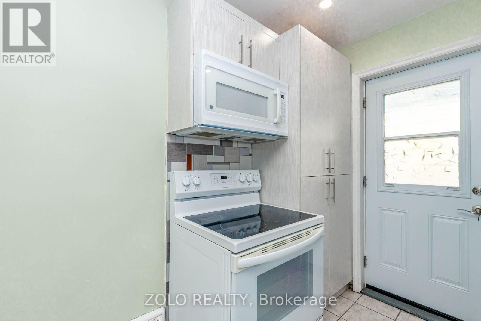236 Parkdale Avenue S, Hamilton, ON - Indoor Photo Showing Kitchen