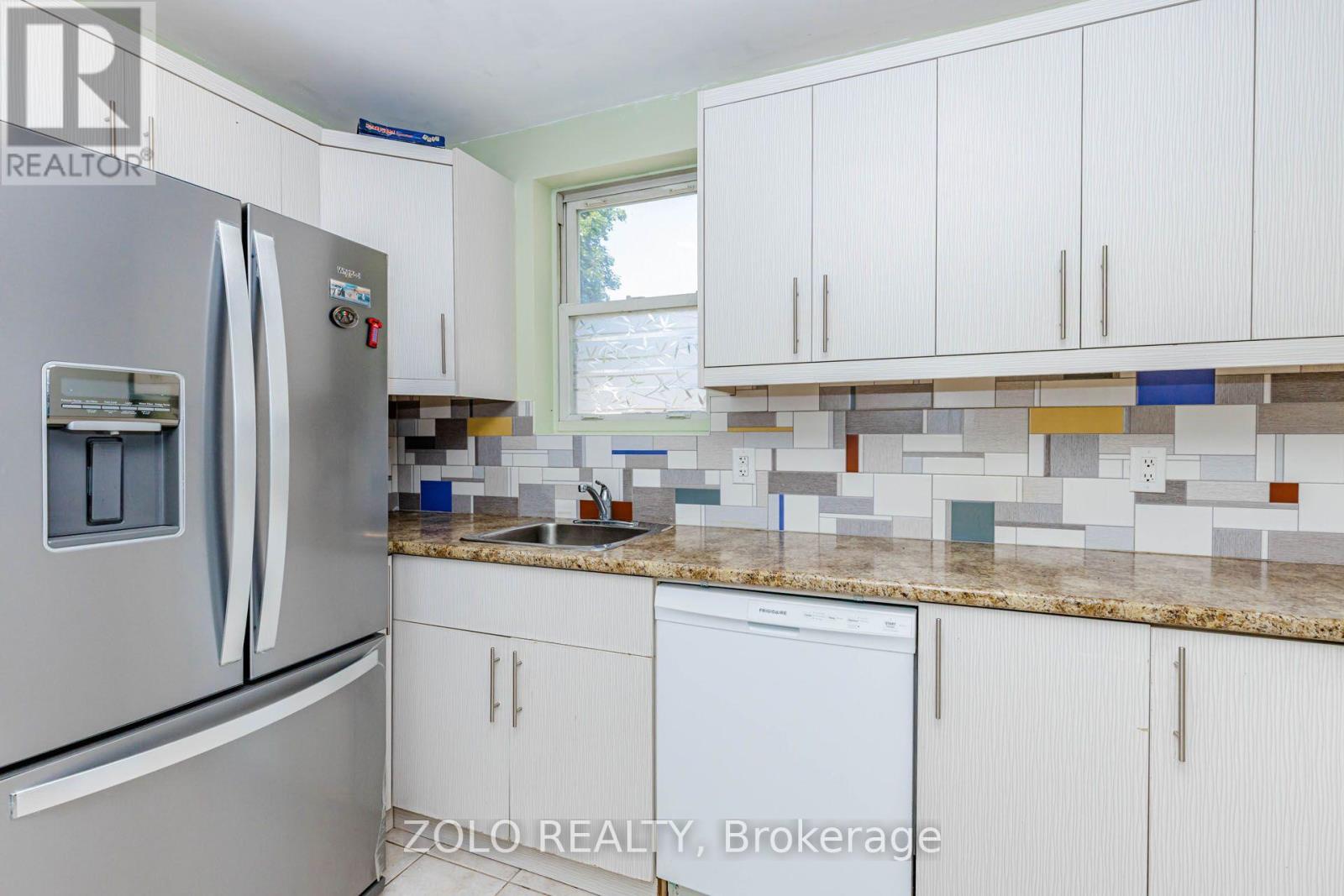 236 Parkdale Avenue S, Hamilton, ON - Indoor Photo Showing Kitchen