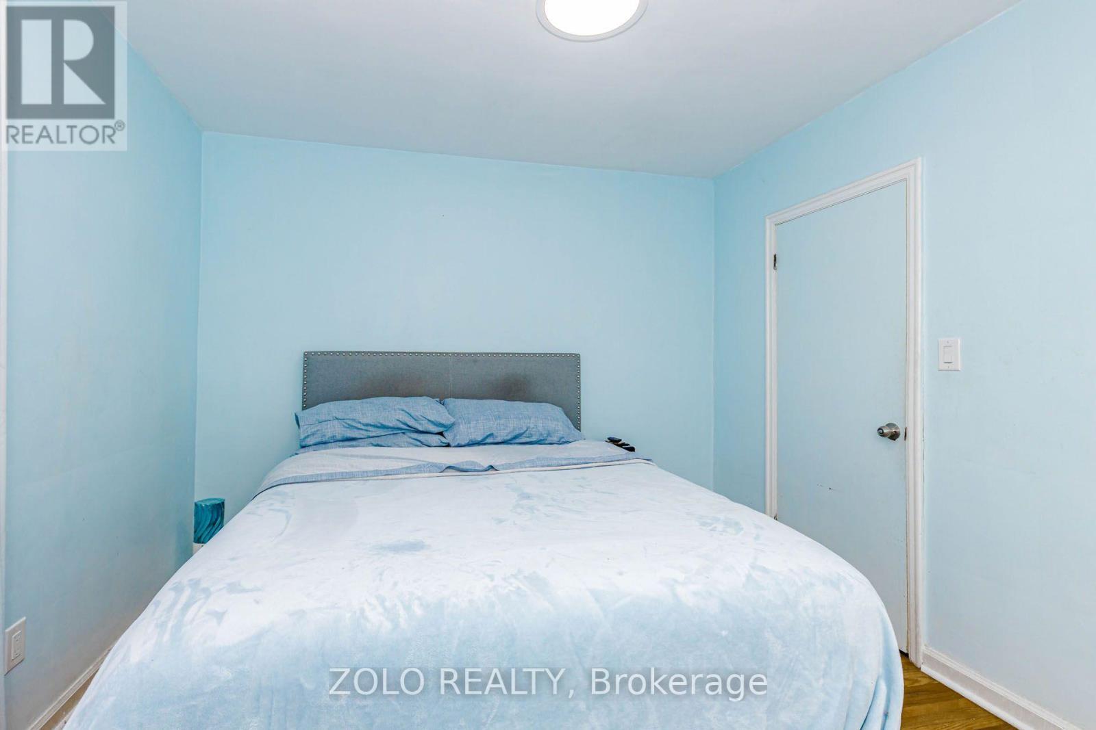 236 Parkdale Avenue S, Hamilton, ON - Indoor Photo Showing Bedroom