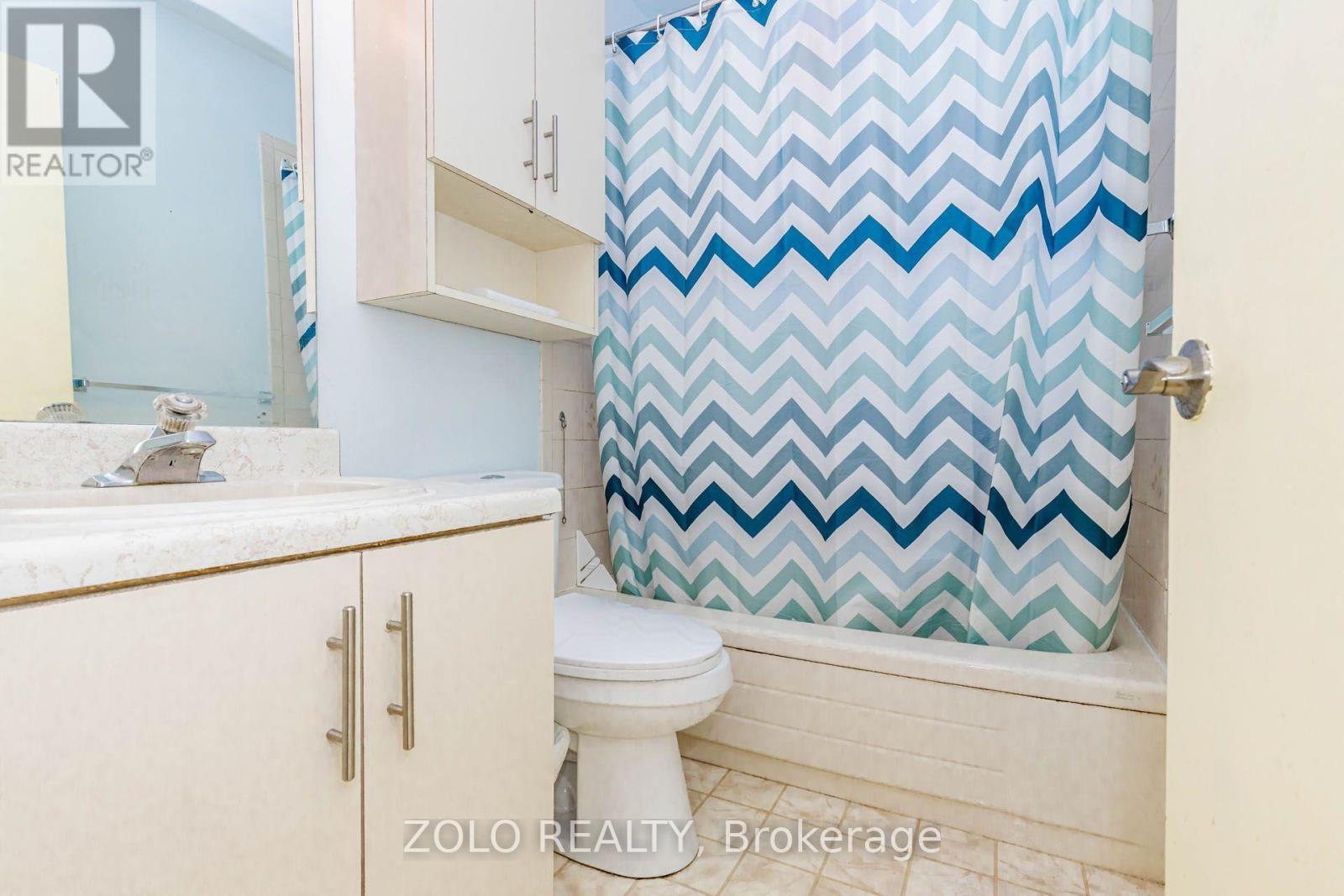 236 Parkdale Avenue S, Hamilton, ON - Indoor Photo Showing Bathroom