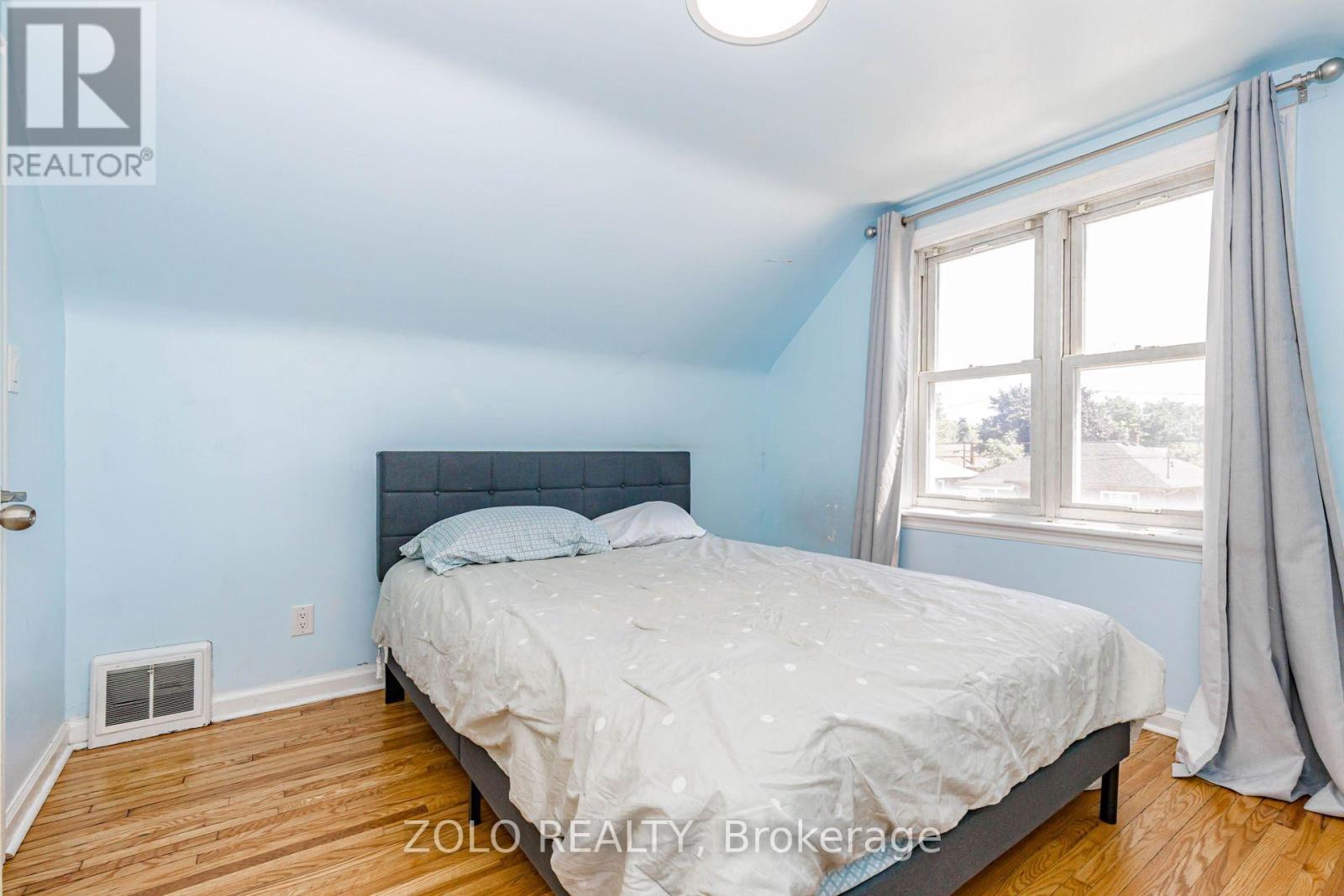 236 Parkdale Avenue S, Hamilton, ON - Indoor Photo Showing Bedroom