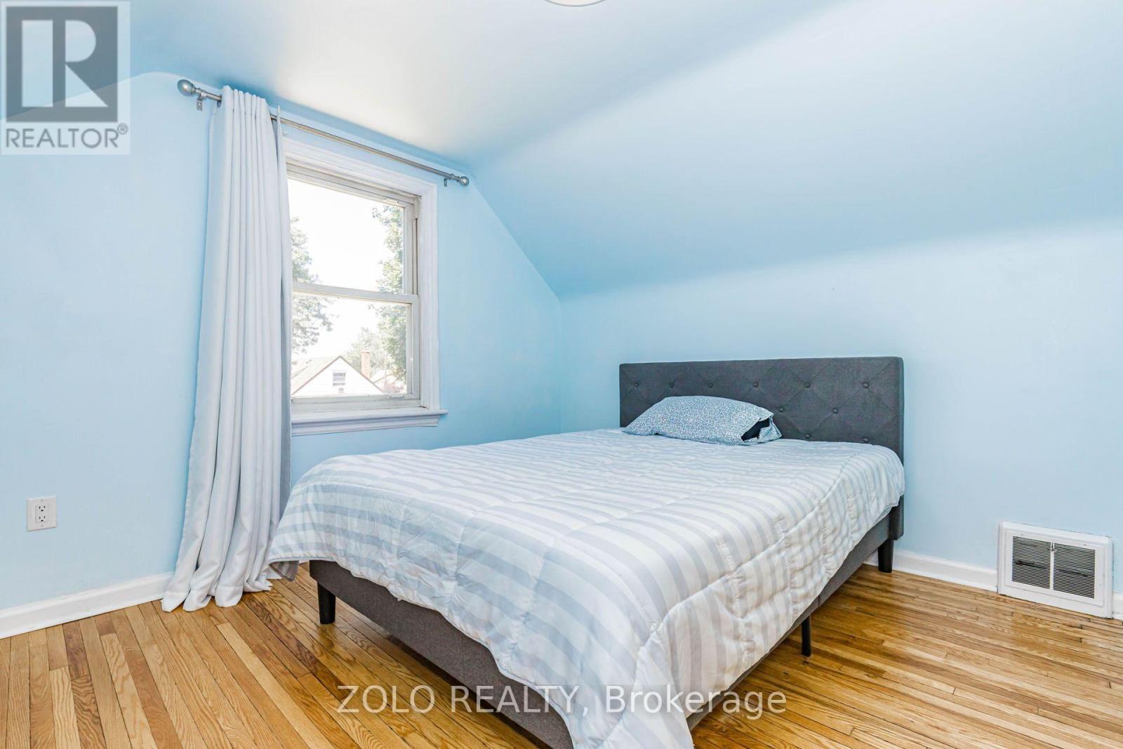 236 Parkdale Avenue S, Hamilton, ON - Indoor Photo Showing Bedroom