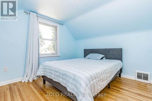 236 Parkdale Avenue S, Hamilton, ON - Indoor Photo Showing Bedroom