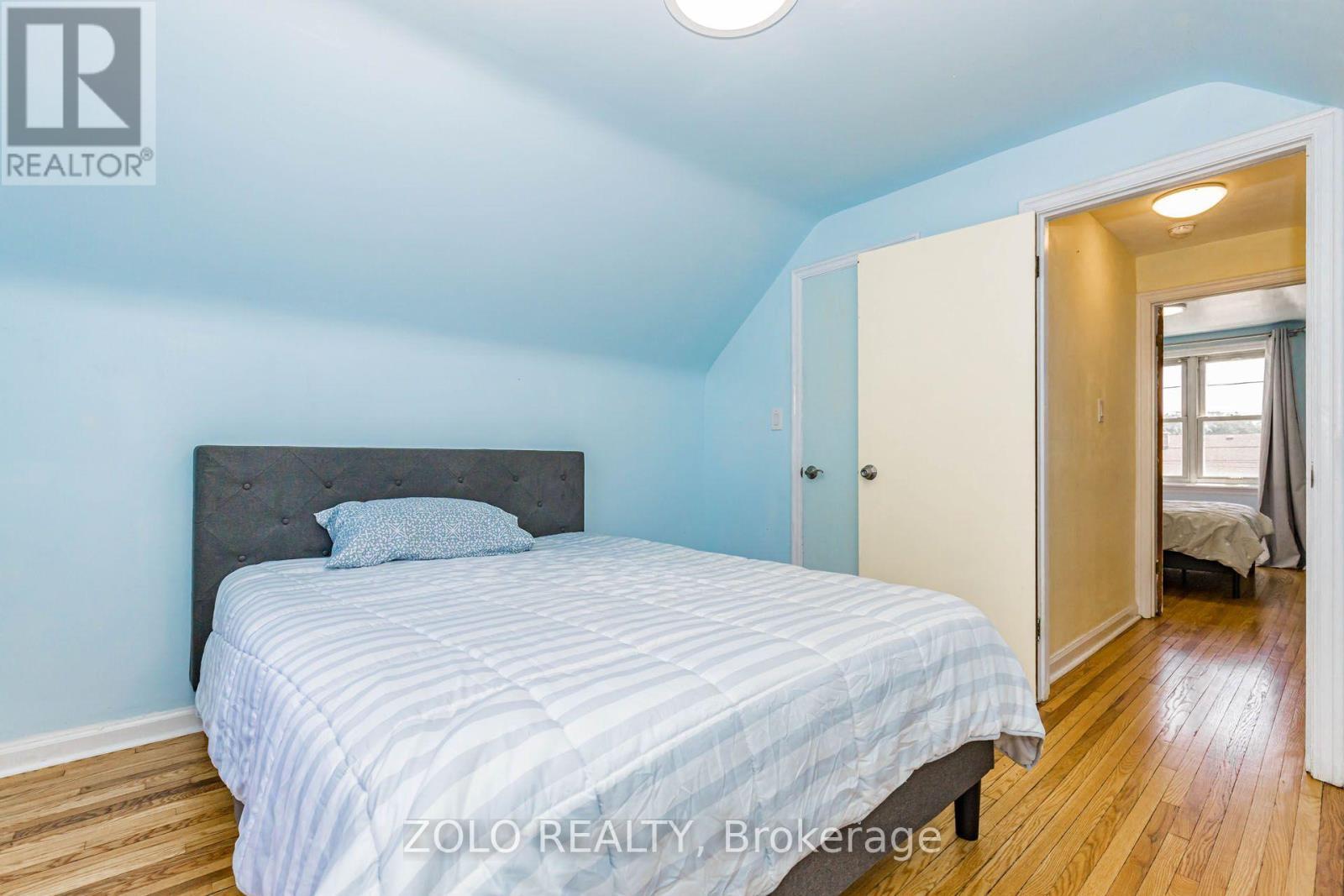 236 Parkdale Avenue S, Hamilton, ON - Indoor Photo Showing Bedroom