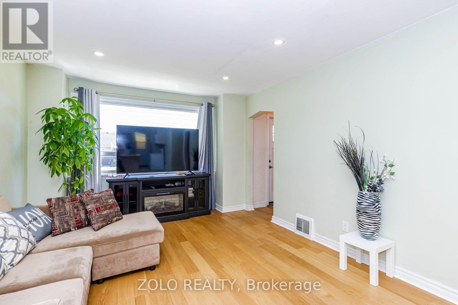 236 Parkdale Avenue S, Hamilton, ON - Indoor Photo Showing Living Room
