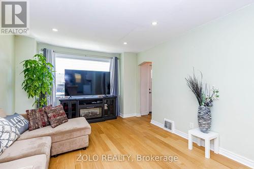 236 Parkdale Avenue S, Hamilton, ON - Indoor Photo Showing Living Room