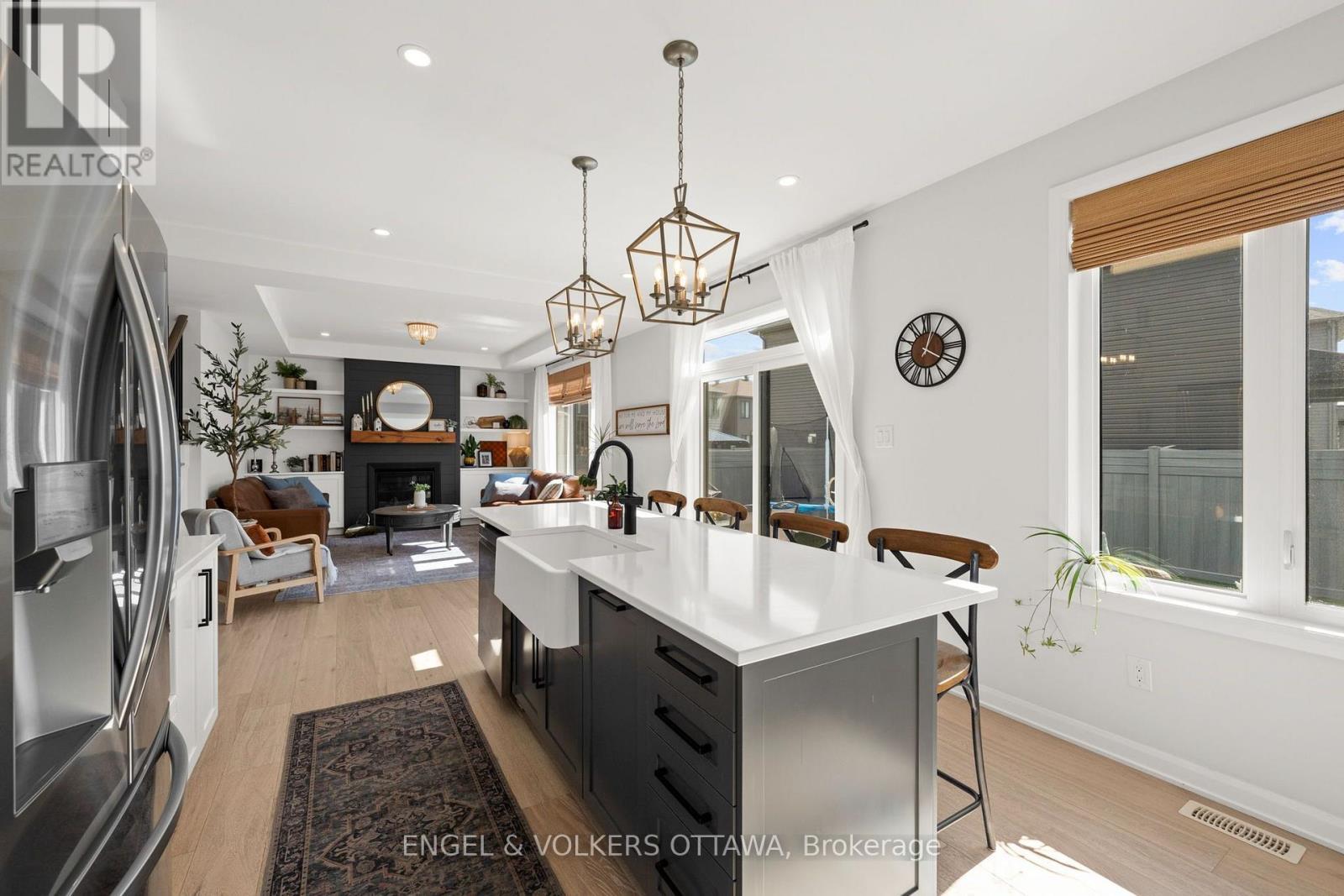720 Coast Circle, Ottawa, ON - Indoor Photo Showing Kitchen With Upgraded Kitchen