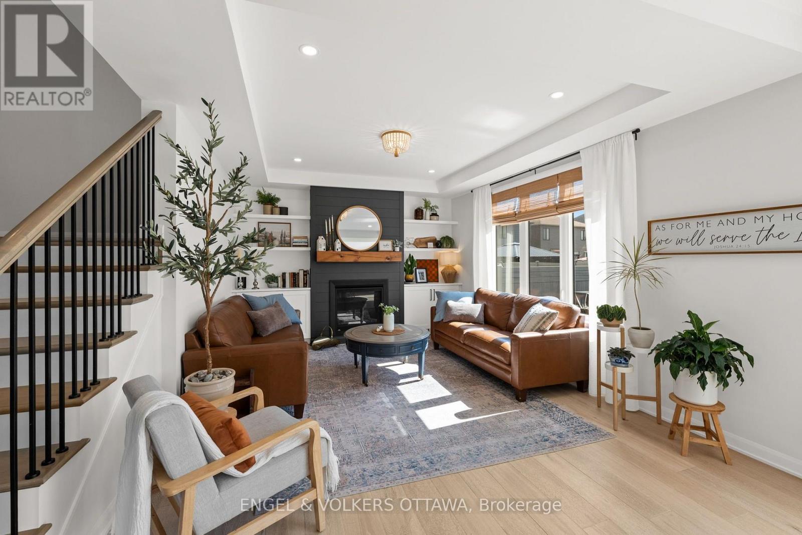 720 Coast Circle, Ottawa, ON - Indoor With Fireplace