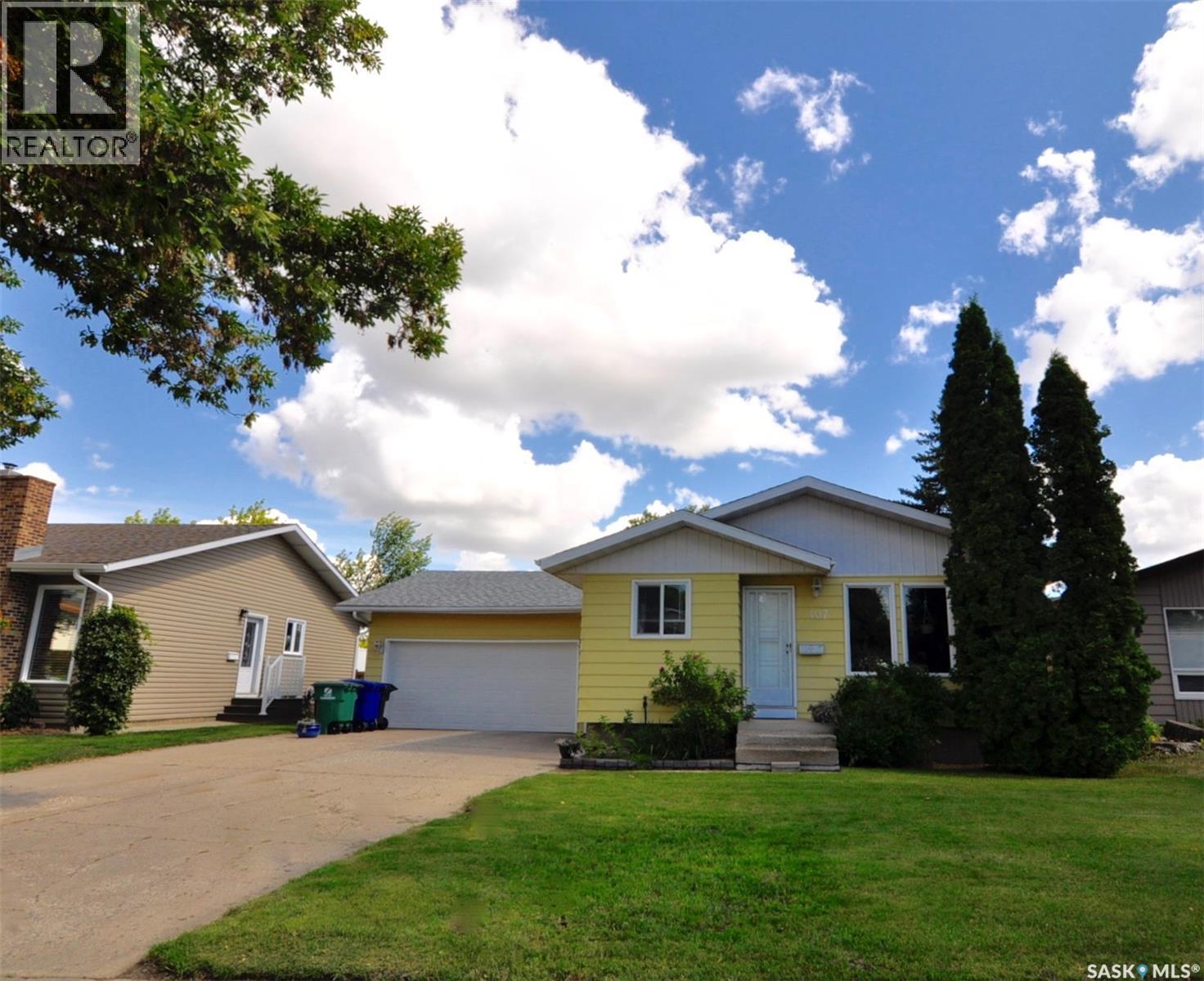 407 Wathaman Crescent, Saskatoon, SK - Outdoor With Facade