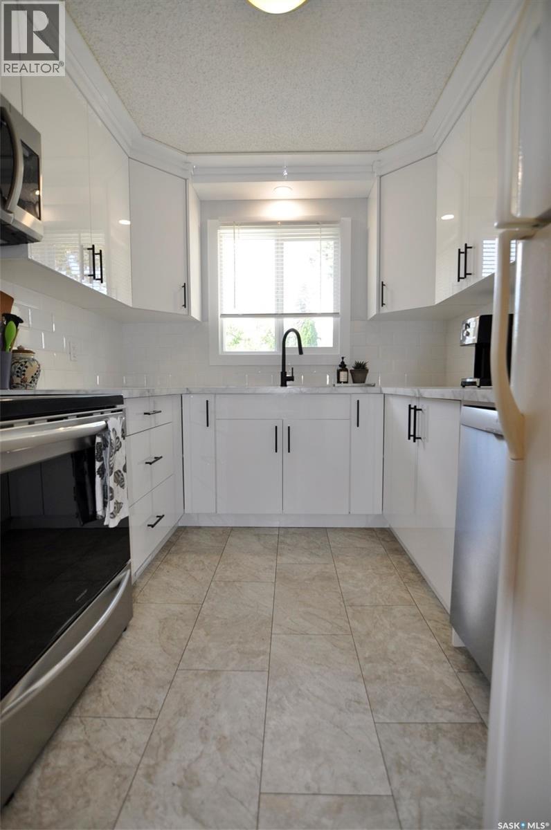 407 Wathaman Crescent, Saskatoon, SK - Indoor Photo Showing Kitchen With Upgraded Kitchen