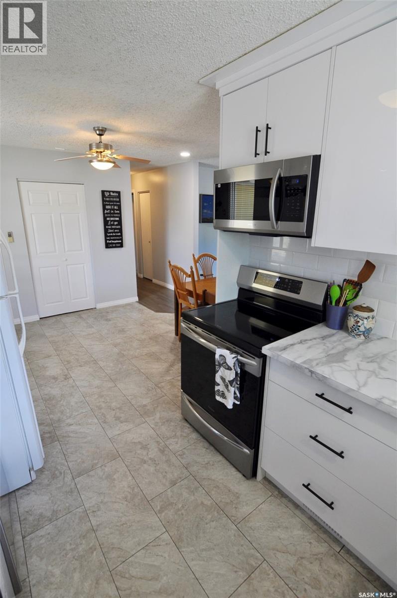 407 Wathaman Crescent, Saskatoon, SK - Indoor Photo Showing Kitchen