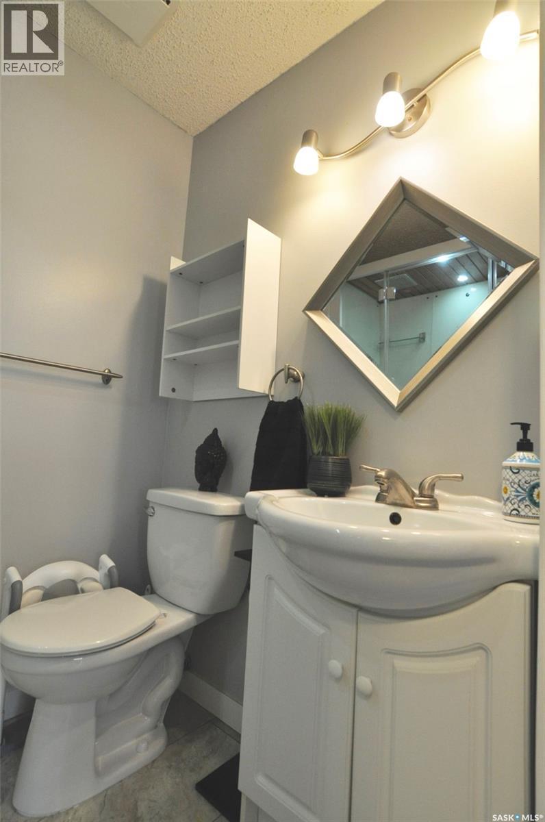 407 Wathaman Crescent, Saskatoon, SK - Indoor Photo Showing Bathroom