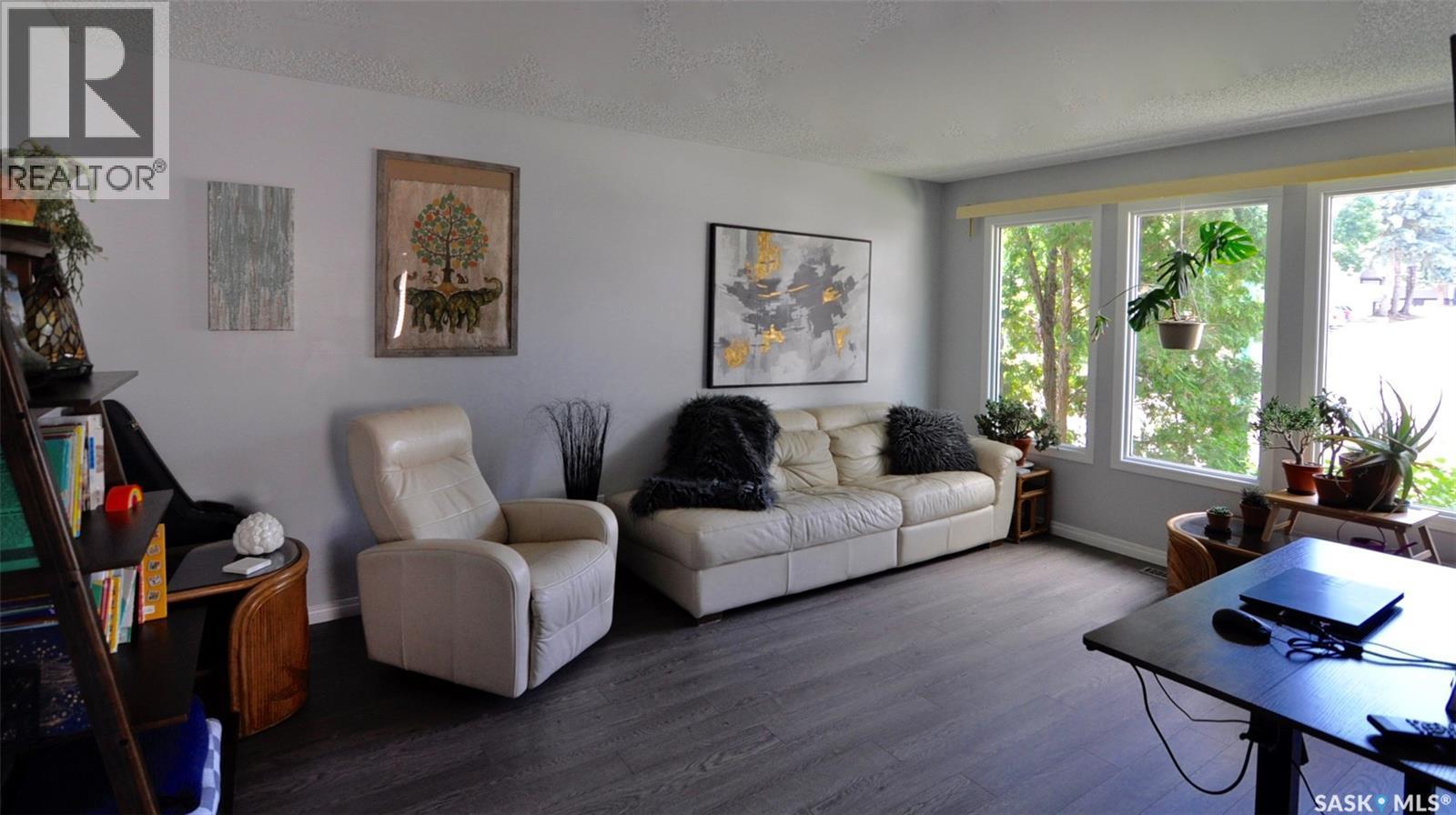407 Wathaman Crescent, Saskatoon, SK - Indoor Photo Showing Living Room