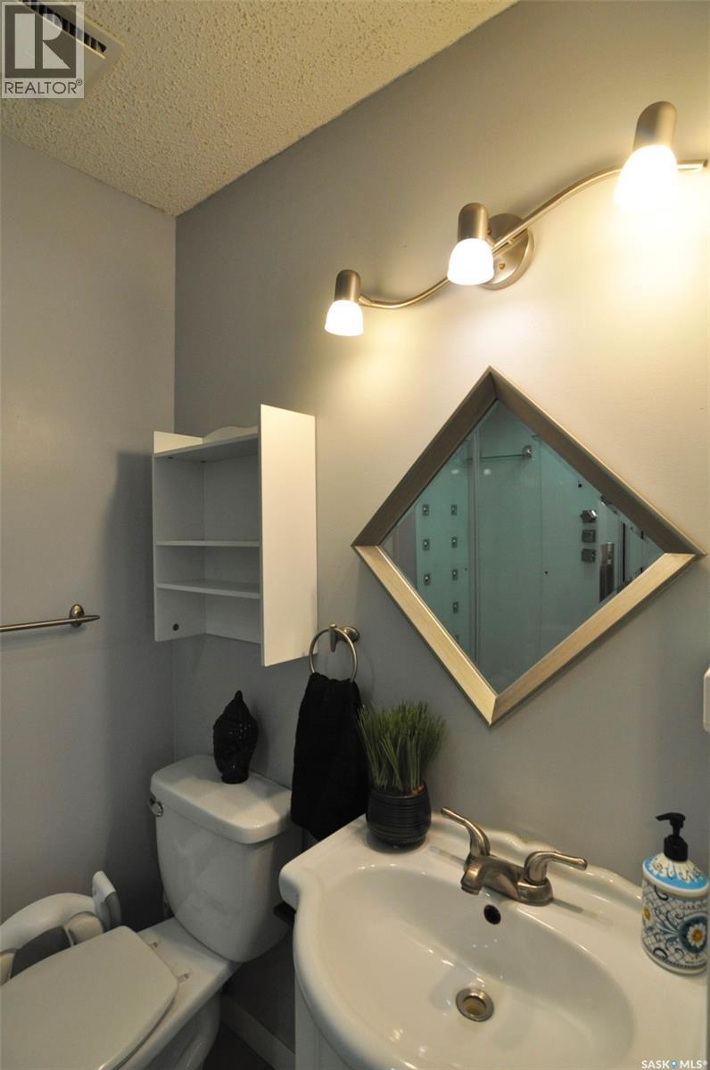 407 Wathaman Crescent, Saskatoon, SK - Indoor Photo Showing Bathroom