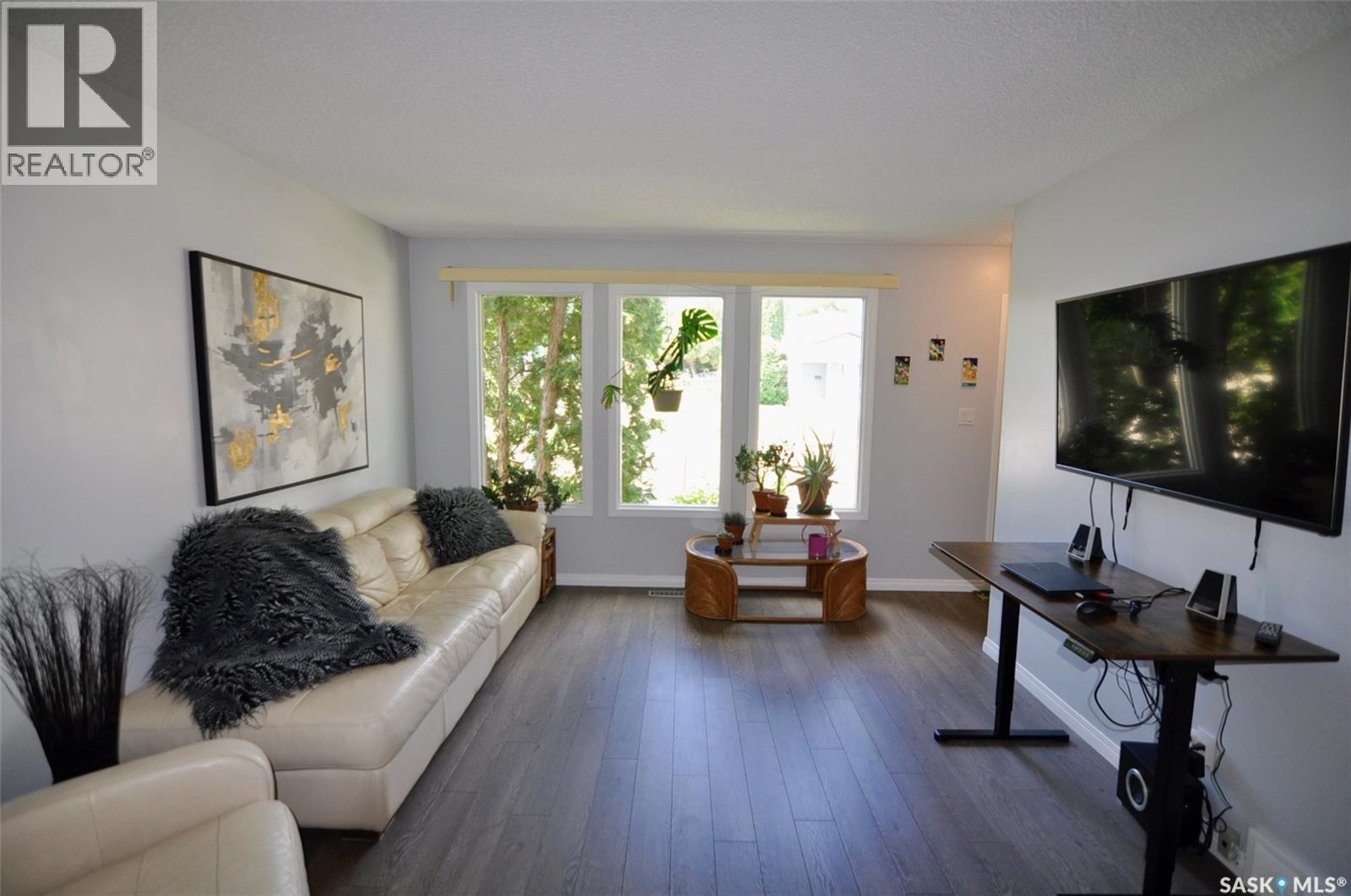 407 Wathaman Crescent, Saskatoon, SK - Indoor Photo Showing Living Room