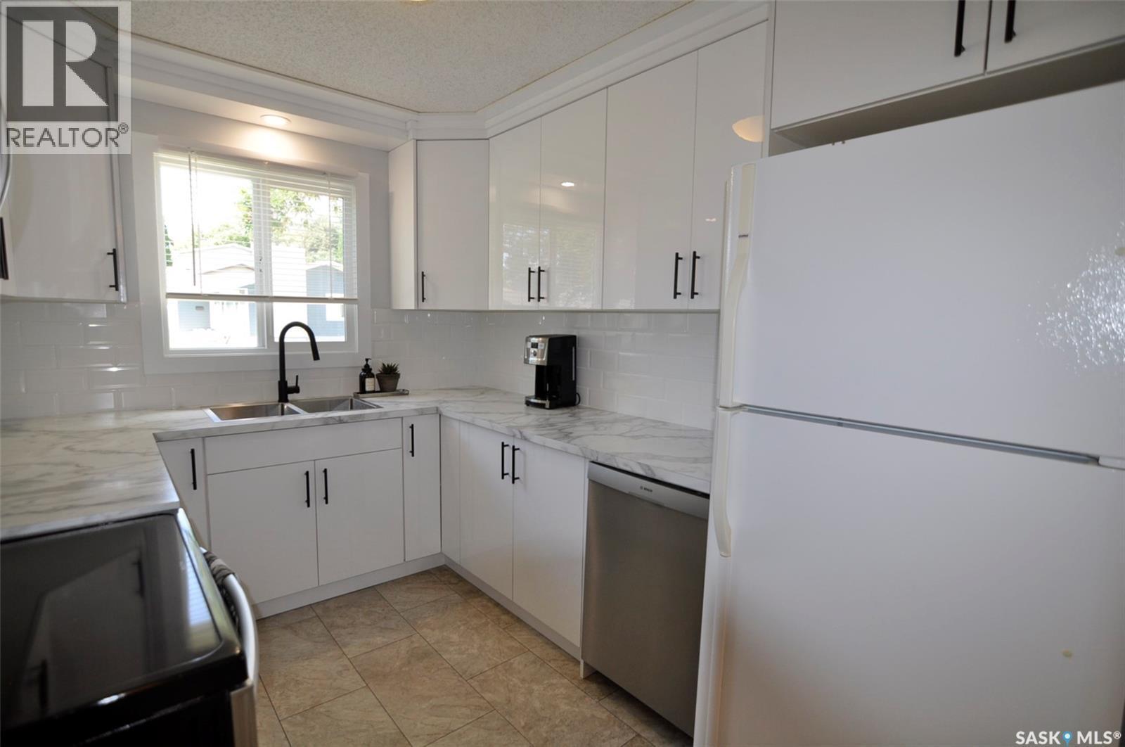 407 Wathaman Crescent, Saskatoon, SK - Indoor Photo Showing Kitchen With Double Sink
