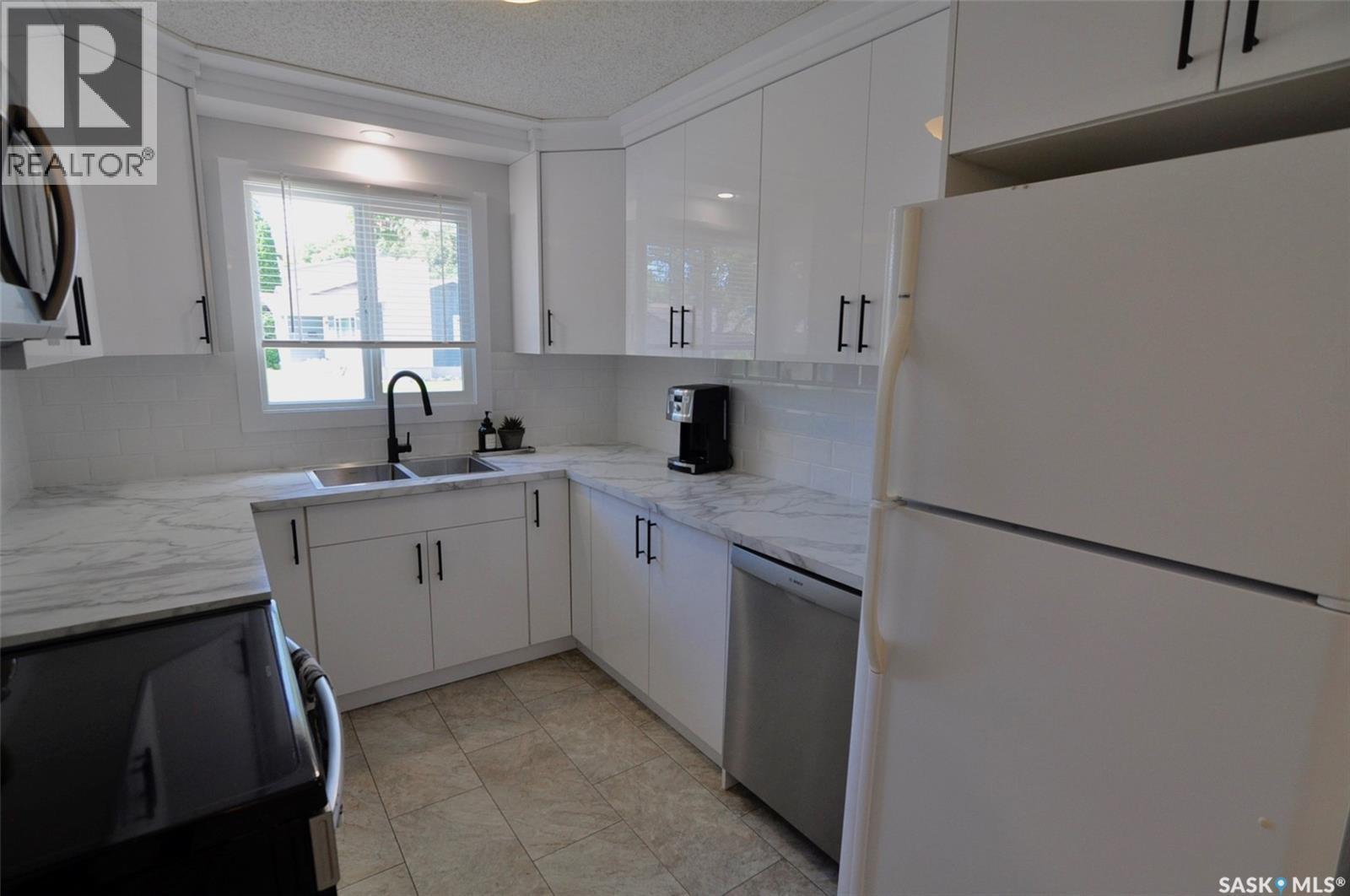 407 Wathaman Crescent, Saskatoon, SK - Indoor Photo Showing Kitchen With Double Sink