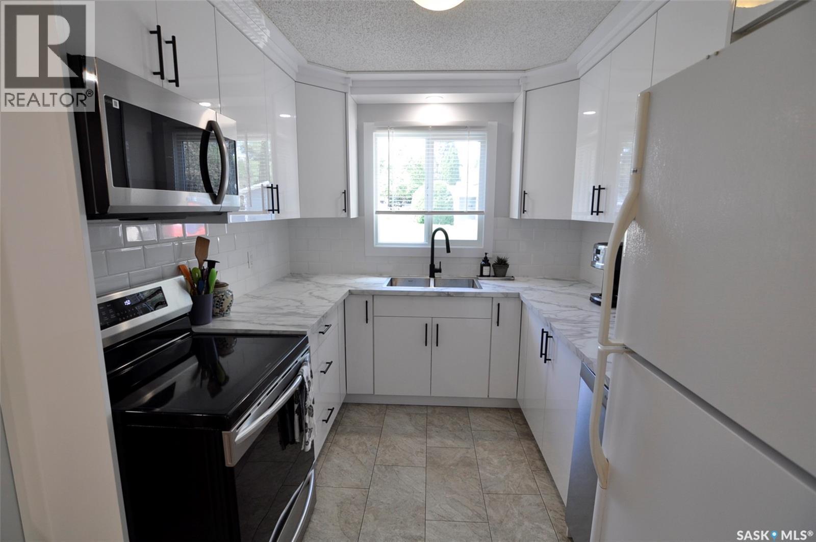 407 Wathaman Crescent, Saskatoon, SK - Indoor Photo Showing Kitchen