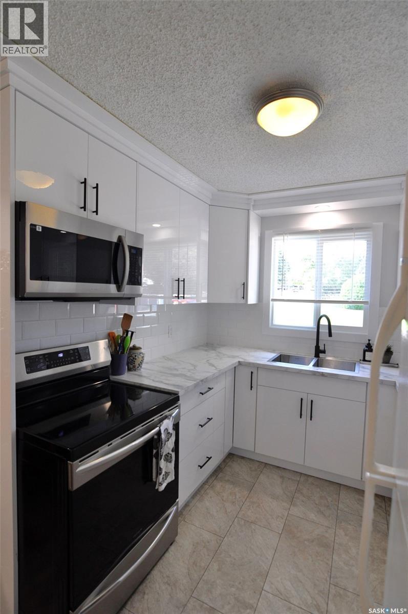 407 Wathaman Crescent, Saskatoon, SK - Indoor Photo Showing Kitchen With Double Sink