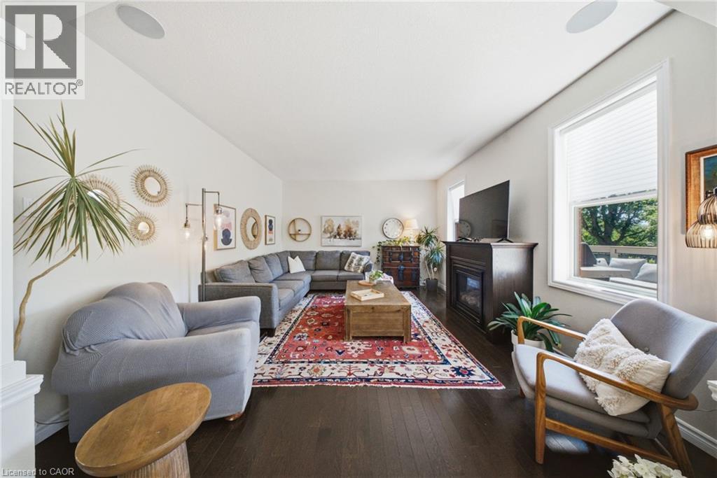 65 Amsterdam Crescent, Guelph, ON - Indoor Photo Showing Living Room