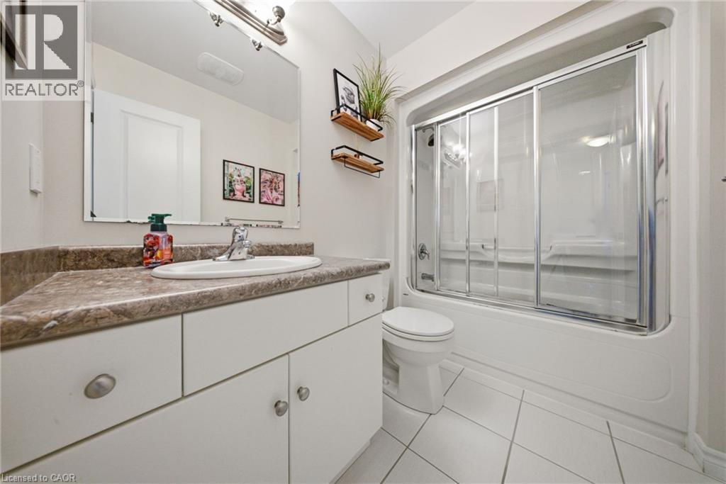65 Amsterdam Crescent, Guelph, ON - Indoor Photo Showing Bathroom