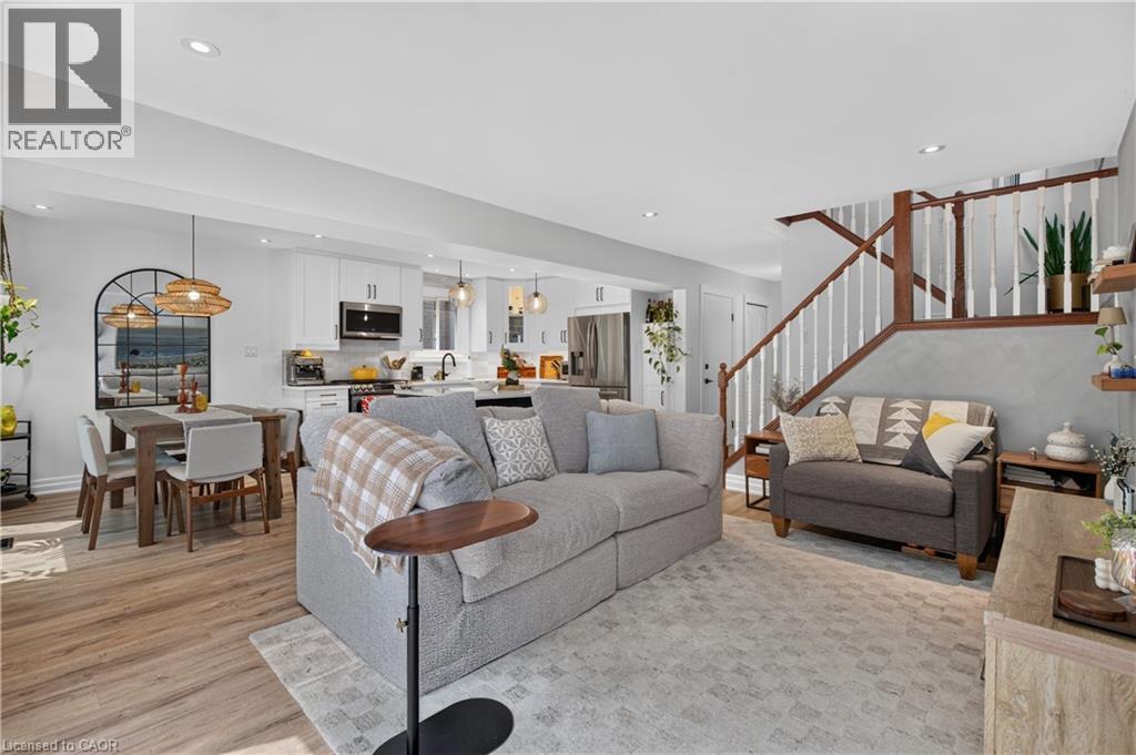 171 Golfwood Drive, Hamilton, ON - Indoor Photo Showing Living Room