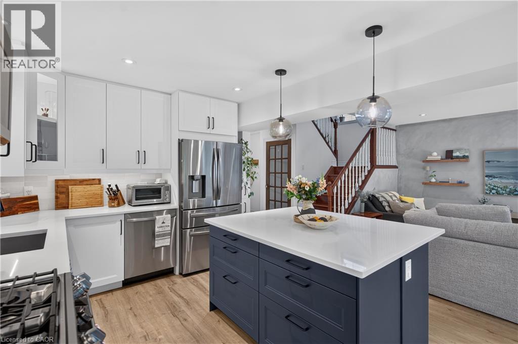 171 Golfwood Drive, Hamilton, ON - Indoor Photo Showing Kitchen With Upgraded Kitchen