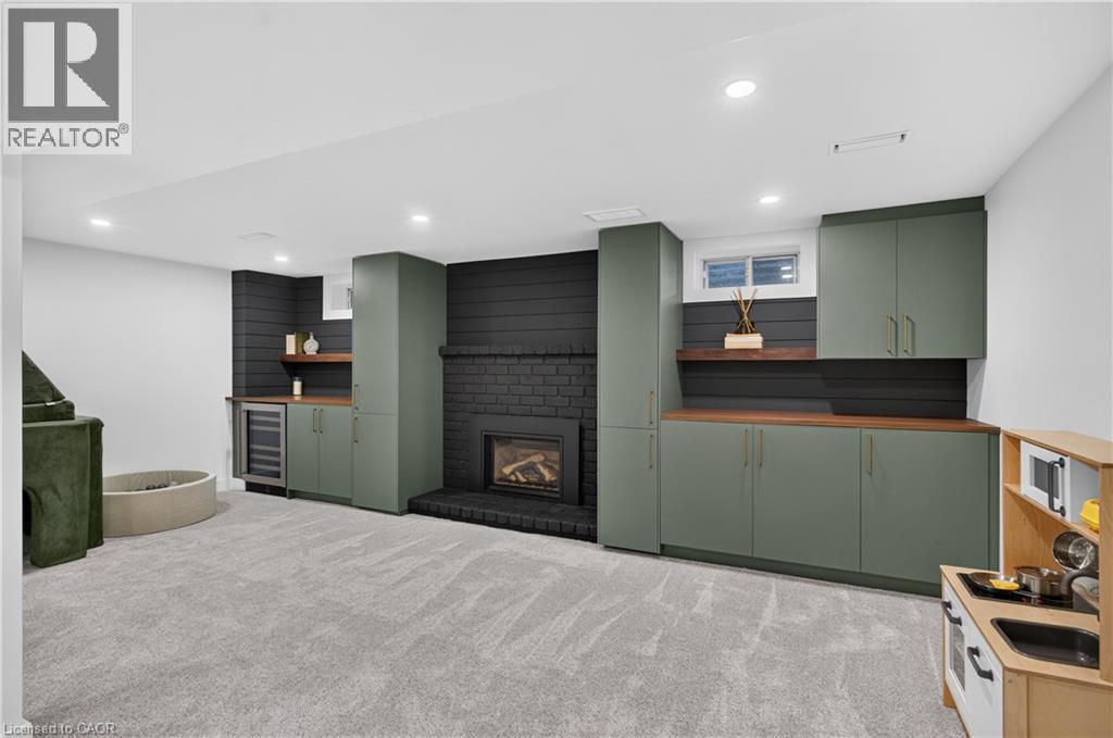 171 Golfwood Drive, Hamilton, ON - Indoor With Fireplace