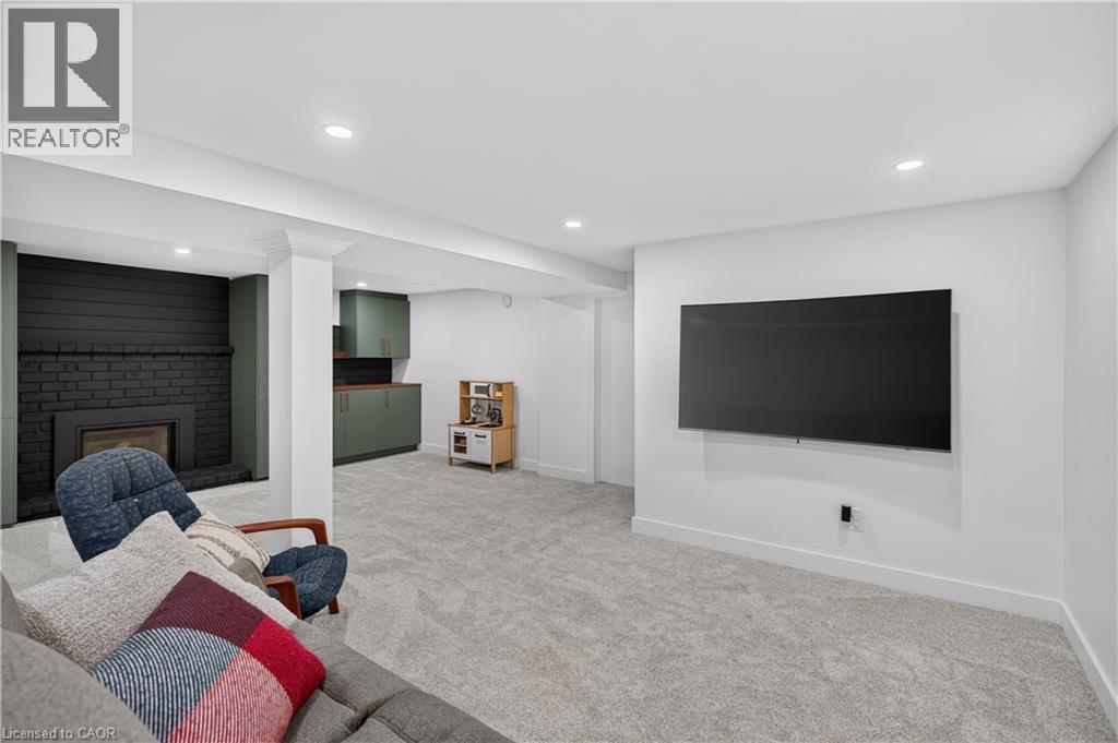 171 Golfwood Drive, Hamilton, ON - Indoor With Fireplace