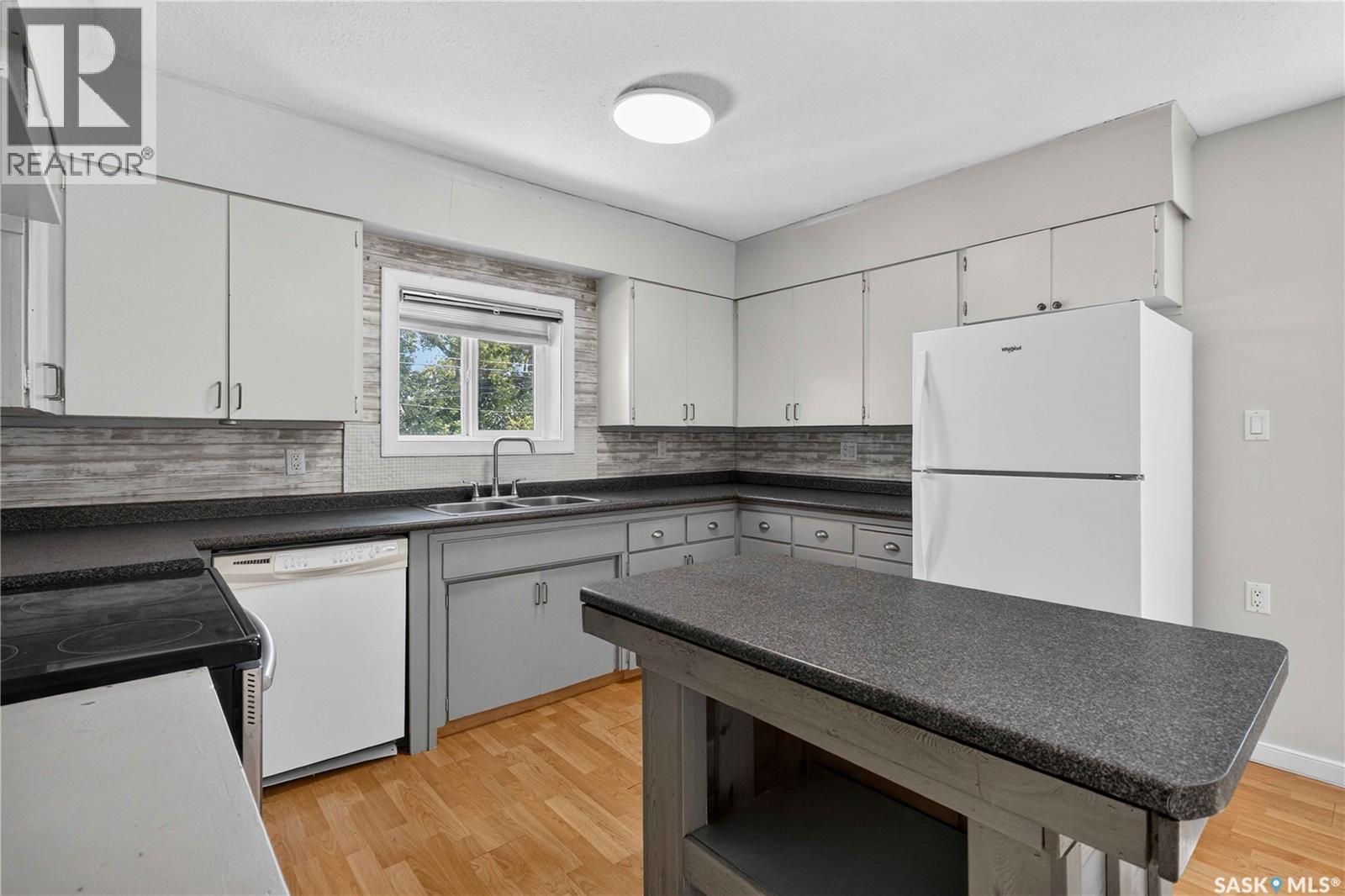 738 Weldon Avenue, Saskatoon, SK - Indoor Photo Showing Kitchen With Double Sink